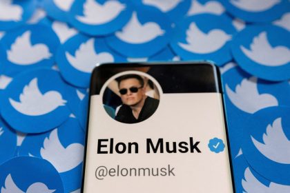 Musk defends 'funding secured' tweets in Tesla shareholder trial