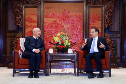 Chinese premier meets renowned mathematician Shing-Tung Yau