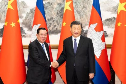 Xi meets Cambodian PM Hun Sen