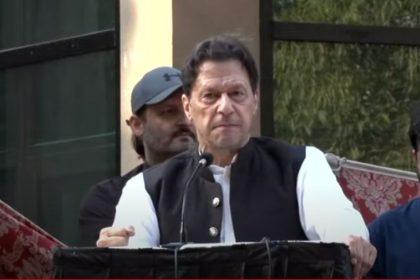 Imran evades arrest in Lahore, demands 'public trial' of Toshakhana case